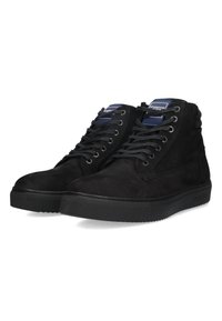 Zwarte hoge schoenen van suède, met een ronde neus, platte rubberen zool en zes oogjes met zwarte veters en een textielen voering.