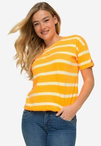Camiseta de manga corta en naranja brillante con rayas horizontales blancas. Tejido suave, corte relajado, presenta un cuello redondo y detalles de puños enrollados.