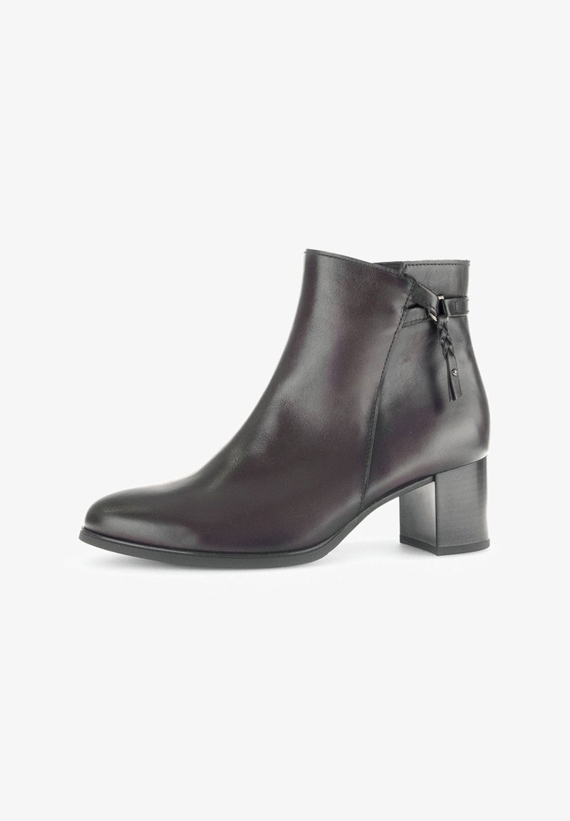 Schwarze Leder-Stiefelette mit runder Zehenform, mittelhohem Blockabsatz und dekorativem Seitenriemen mit geflochtenem Akzent. Glatte Textur und elegantes Design.