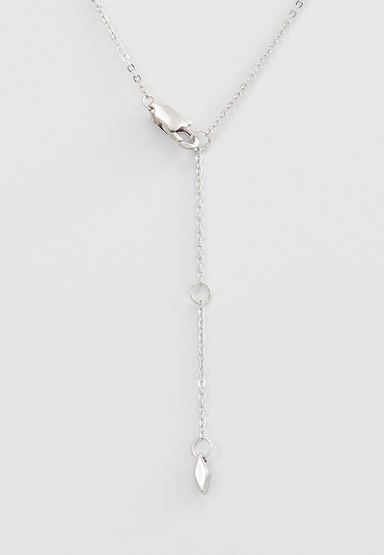 Collana in argento con chiusura a gancio, caratterizzata da un design delicato, dettaglio della catena a goccia e un pendente appuntito all'estremità.