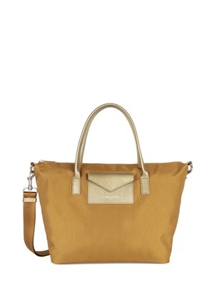 Borsa in nylon giallo senape con accenti metallici dorati. Presenta doppi manici superiori, chiusura con zip e una tasca frontale con pattina testurizzata.