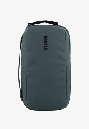 Bolsa aislante Thule, tela verde oscuro, cierre con cremallera, forma rectangular, impresión del logo en la parte frontal, correa de muñeca para mayor portabilidad.