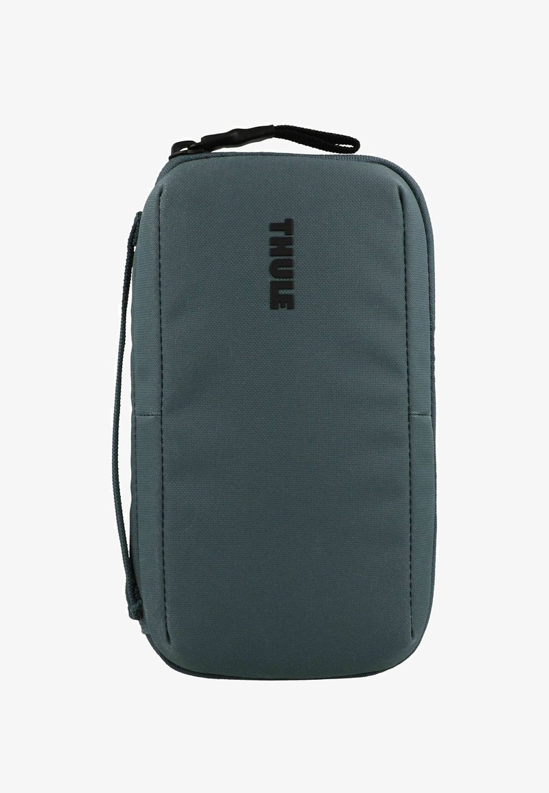Sacchetto isolato Thule, tessuto blu scuro, chiusura con zip, forma rettangolare, stampa del logo frontale, cinturino per il polso per la portabilità.