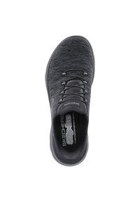 Schwarze Slipper mit einem strukturierten Stoff-Obermaterial, elastischen Schnürsenkeln und einem gepolsterten Kragen. Verfügt über eine Memory-Schaum-Einlegesohle mit Branding auf der Zunge.