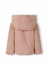 Ružová umelá kožušinová bunda s kapucňou a textúrovaným povrchom, ktorá má voľný strih a dlhé rukávy. Pohľad zozadu ukazuje jemný, nádherný materiál.