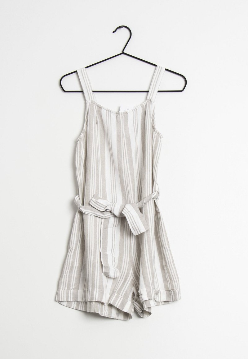 Combinaison rayée en gris clair et beige, avec des bretelles fines, une ceinture à la taille et un short. Fabriquée en tissu léger, elle présente une coupe décontractée.