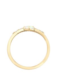 Guldring med en iriserende opal som midtsten, flankeret af små klare sten. Glat bånd, poleret finish, minimalistisk design.