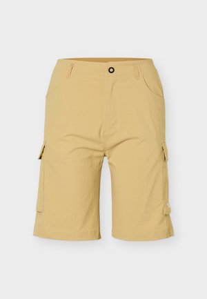 Pantaloncini cargo color cachi, lunghi fino al ginocchio, con tasche frontali, tasche laterali con pattina, passanti per cintura e chiusura a bottone nero in vita.