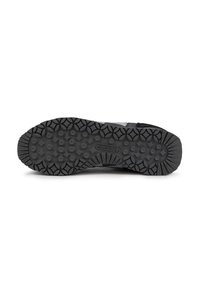 Semelle de chaussure en caoutchouc noir avec un motif texturé, comportant des motifs circulaires et en diamant pour une meilleure adhérence. Nom de la marque "Munich" embossé au centre.