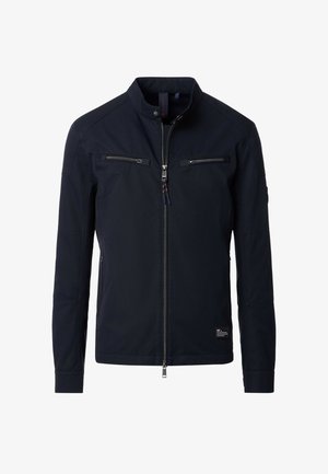 Dunkelblaues Jacket mit hohem Kragen, Reißverschluss vorne und zwei Brusttaschen, aus glattem, strapazierfähigem Material und minimalistischem Design.