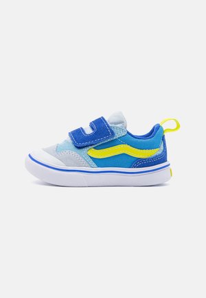 Baskets bleues pour enfant avec bande jaune, fermeture Velcro, semelle blanche et boucle jaune au talon, vues de côté sur fond blanc.