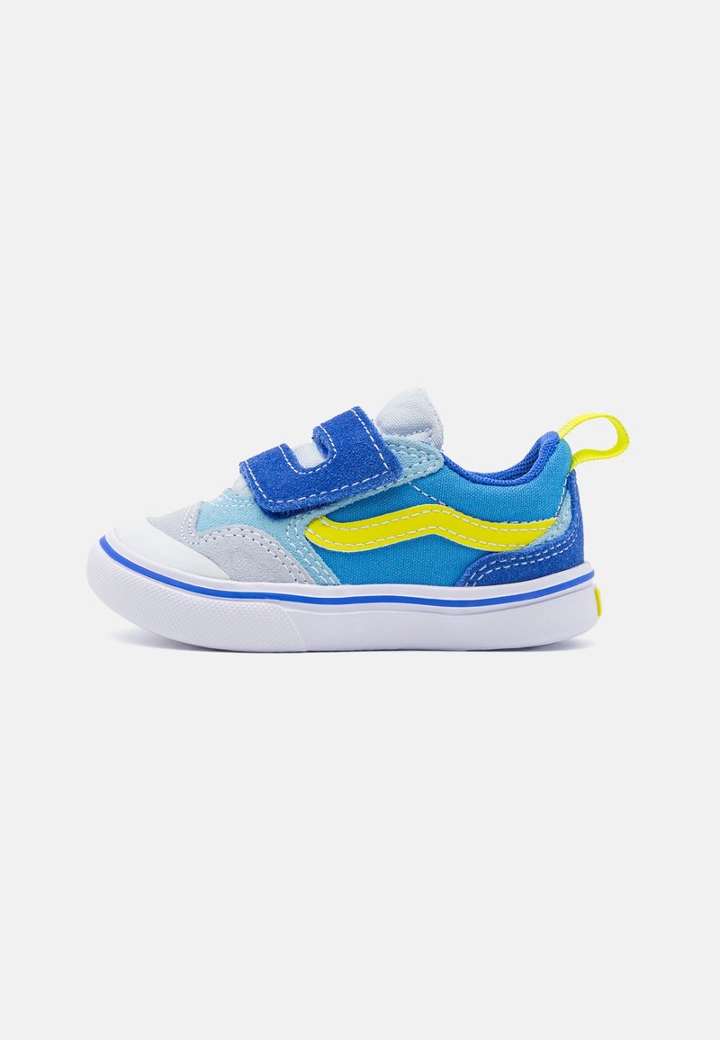 Baskets bleues pour enfant avec bande jaune, fermeture Velcro, semelle blanche et boucle jaune au talon, vues de côté sur fond blanc.