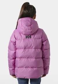 Růžová péřová bunda s horizontálním prošíváním, nastavitelnou kapucí a černým logem na zádech. Hladká tkanina a volný střih pro insulation.