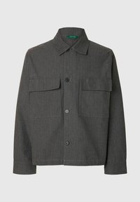 Szara kurtka w paski z kołnierzem, dwoma kieszeniami na piersiach, guzikami z przodu i długimi rękawami. Wykonana z fakturowanej tkaniny.