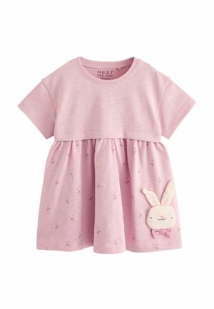 Vestito rosa a maniche corte con corpetto tinta unita e gonna plissettata con stampa floreale. Presenta un'applicazione morbida a forma di coniglio con un fiocco sul lato.