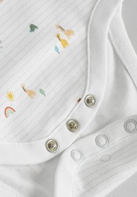 Weißer Baby-Body mit gestreiftem Muster und bunten Tier- und Naturmotiven. Mit Druckknopfverschlüssen an der Unterseite und am Hals für einen einfachen Zugang.