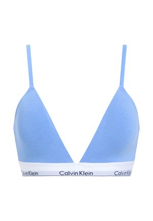 Svijetloplavi trokutasti bralette izrađen od mekanog materijala, s tankim naramenicama i bijelim pojasom s "Calvin Klein" logotipom u crnom tekstu.