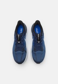 Nike Performance STRUCTURE 25 - Løbesko til landevejen - midnight navy/pure platinum/white/black/racer blue