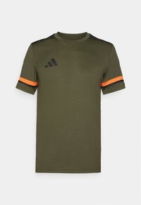 Olijfgroene t-shirt met korte mouwen met zwarte schouderaccenten en oranje strepen op de mouwen. Voorzien van het adidas-logo in het zwart op de voorkant.