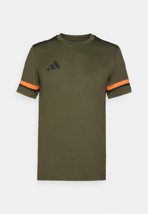 T-shirt à manches courtes vert olive avec des accents noirs sur les épaules et des rayures oranges sur les manches. Présente le logo adidas en noir à l'avant.
