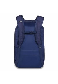 Marineblauwe rugzak met gevoerde schouderbanden, verstelbare borstgesp, een gladde textuur en gestikte paneeldetails op de rug.