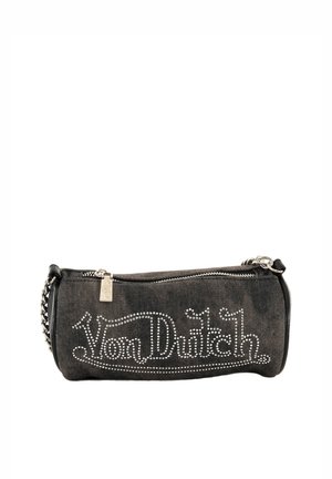 Sac cylindrique en denim noir doté d'une sangle en chaîne argentée, d'une fermeture éclair et d'un logo "Von Dutch" clouté sur le devant.