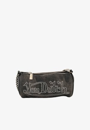 Sac cylindrique en denim noir doté d'une sangle en chaîne argentée, d'une fermeture éclair et d'un logo "Von Dutch" clouté sur le devant.