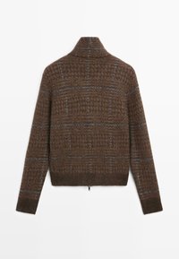 Brązowy sweter z mieszanki wełny z wysokim kołnierzem, z wzorem w kratę w odcieniach szarości, prążkowanym dołem i suwakiem z tyłu. Strukturalne wykończenie.