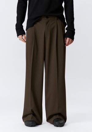LOW WAIST - Pantalones - brown pinstripe