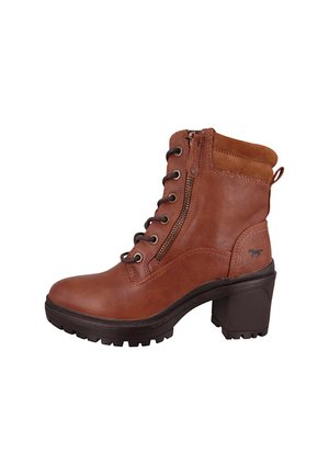 Bottine en cuir marron avec une finition texturée, bout rond, devant à lacets et fermeture éclair. Présente un talon épais et une semelle en caoutchouc.