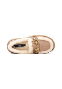 Pantofole slip-on color beige con una morbida fodera in pelliccia sintetica bianca, dotate di un dettaglio con catena dorata e una finitura in suede liscia. Suola piatta con leggera texture.