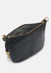 Sac à main en cuir noir avec une texture lisse, doté d'une fermeture éclair et de quincaillerie dorées, ainsi que d'un intérieur doublé. Deux coutures latérales ajoutent une touche de design.