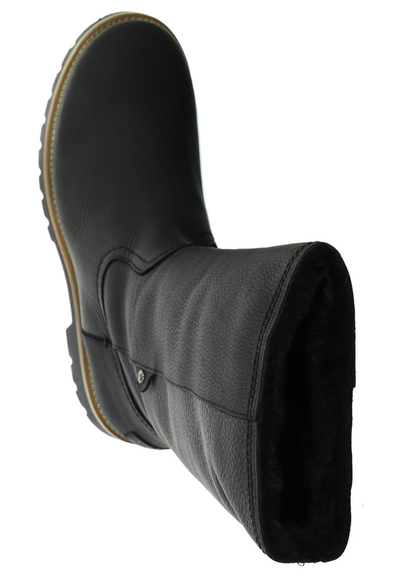 Botte en cuir noir avec une finition texturée, détail de bouton argenté circulaire et intérieur doux en fourrure. Équipée d'une semelle en caoutchouc pour une traction optimale.