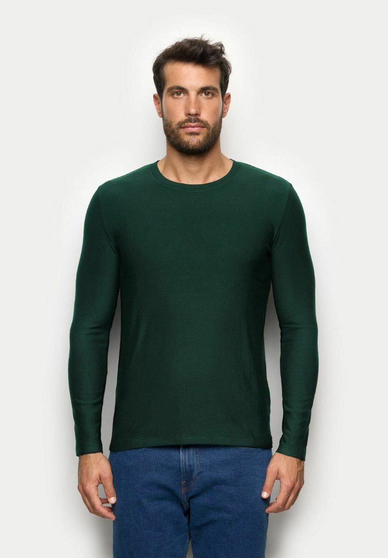 Ciemnozielona koszulka z długim rękawem, okrągłym dekoltem i dopasowanym krojem. Wykonana z gładkiego materiału, z minimalnymi szwami i bez widocznych wzorów.