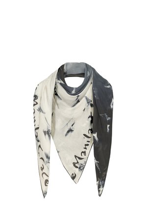 Foulard di seta a forma triangolare, con un motivo astratto in bianco e nero e testo, texture liscia e un blend di colori a contrasto.