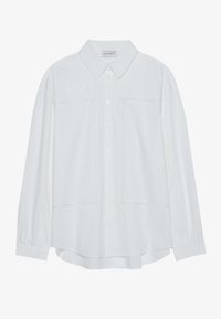 Camicia bianca a maniche lunghe con colletto classico, dotata di due tasche frontali, chiusura con bottoni e una texture liscia. Design pulito e minimale.