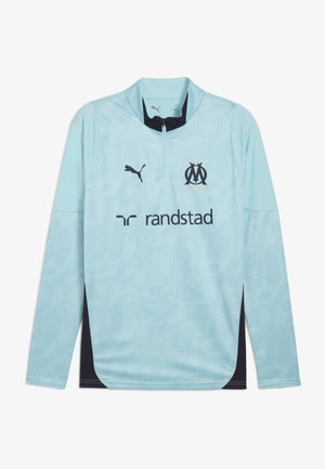 Lyseblå langærmet sportstrøje med lynlåskrave, der har et subtilt tekstureret mønster, sorte accenter og logoer fra Puma og Randstad.
