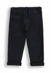 Granatowe kraciaste spodnie o miękkiej fakturze, z elastycznym paskiem i podwiniętymi mankietami. Posiadają zielone kratkowane linie oraz dwie tylne kieszenie.