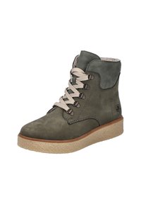 Bottines en suede vert avec des lacets crème, dotées d'œillets en métal, d'une semelle texturée beige et d'un col doux.
