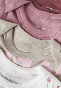 Tre baby bodystockings stablet: lyserød, beige med pink hjerter, og hvid med pink prikker. Blødt bomuldsstof, rund halsudskæring og korte ærmer.