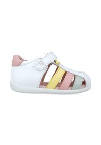 Sandalia blanca con diseño abierto, que presenta rayas en rosa, amarillo, verde y rosa claro. Correa de velcro para un cierre seguro. Suela de goma.