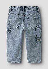 Šviesiai mėlynos džinsinės šortai su elastiniu liemeniu, užpakalinėmis kišenėmis ir šonine cargo kišene, kurioje yra maža prekės ženklo etiketė.