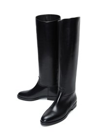 Bottes en cuir noir jusqu'au genou avec une finition lisse, bout rond, semelle plate et coutures minimales. Présente un design épuré et élégant.