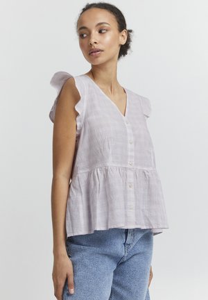 Blouse lilas clair avec des manches courtes, col en V, tissu texturé et boutonnage à l'avant. Présente un ourlet à volants et une coupe douce et fluide.