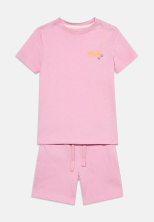 Pink t-shirt med korte ærmer og shorts sæt med teksten "PLAY" og poteaftryk på brystet, designet til afslappet brug.