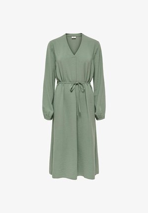 Haljina s dugim rukavima i V-izrezom u prigušenoj zelenoj boji, s teksturiranim materijalom, pojasom u struku i elastičnim manšetama. Klasični, lepršavi kroj.