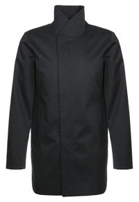 Cappotto in misto lana nero con colletto alto, maniche lunghe e linea dritta, dotato di chiusura frontale nascosta e tasche laterali.