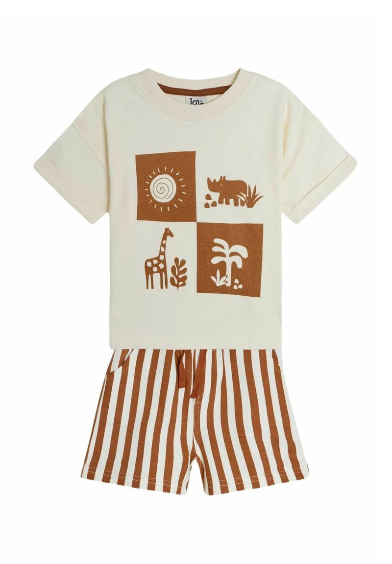 Lys beige bomulds t-shirt med brune dyretryk og matchende brune og hvide stribede shorts. Blødt, afslappet design med lommer.
