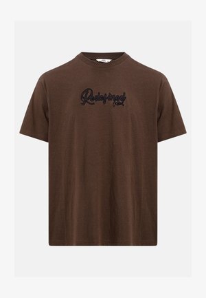 Rjava bombažna majica kratkih rokavov z okroglim ovratnikom in črnim vezenim napisom "Rebelfined Rebel" na prsih.