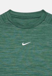 Camiseta deportiva verde jaspeada con cuello redondo y el logotipo de Nike en blanco centrado en el pecho.
